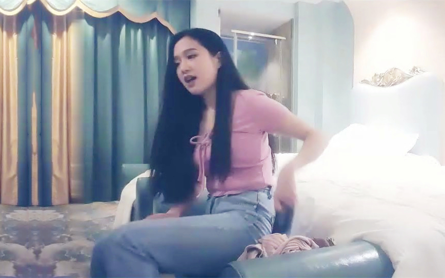 肉肉身材紫衣牛仔裤妹子 毛毛浓密舌吻跪着口 上位骑乘快速猛操打桩机 抬腿抽插喜欢最后颜射